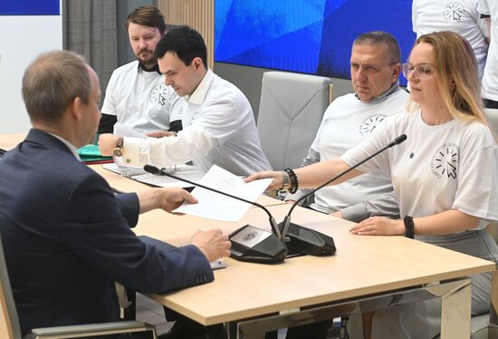 Сдача документов кандидатами от партии "Партия прямой демократии" в депутаты Госдумы РФ девятого созыва
