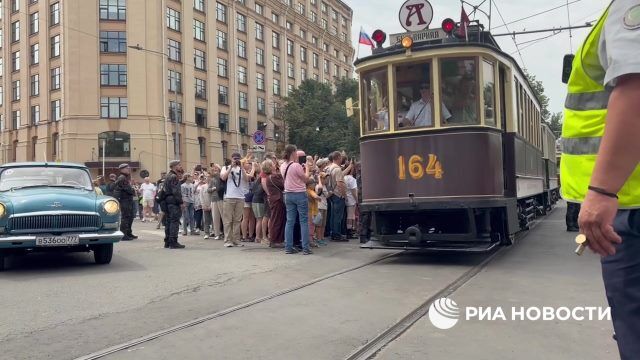Парад трамваев и ретроавтомобилей в Москве 