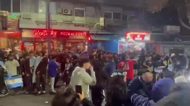 Аргентинцы празднуют проход сборной в полуфинал ЧМ по футболу