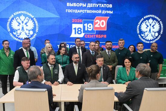 Сдача документов кандидатами от партии "Зеленые" в депутаты Госдумы РФ девятого созыва