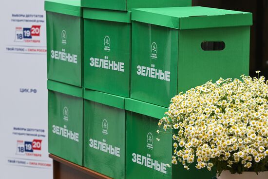 Сдача документов кандидатами от партии "Зеленые" в депутаты Госдумы РФ девятого созыва