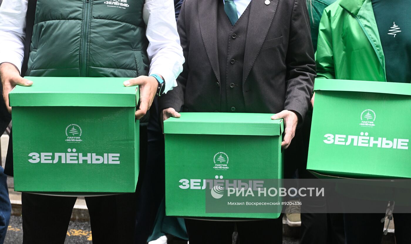 Сдача документов кандидатами от партии "Зеленые" в депутаты Госдумы РФ девятого созыва