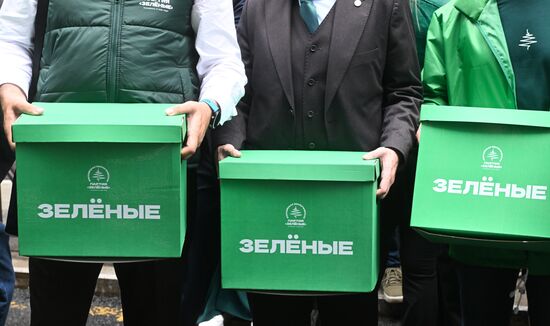 Сдача документов кандидатами от партии "Зеленые" в депутаты Госдумы РФ девятого созыва