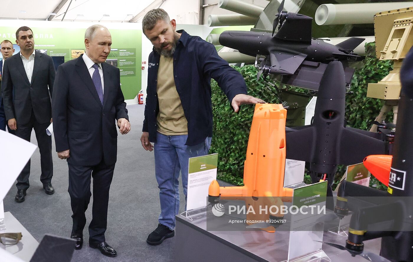 Президент Владимир Путин посетил выставку "Всё для победы!"