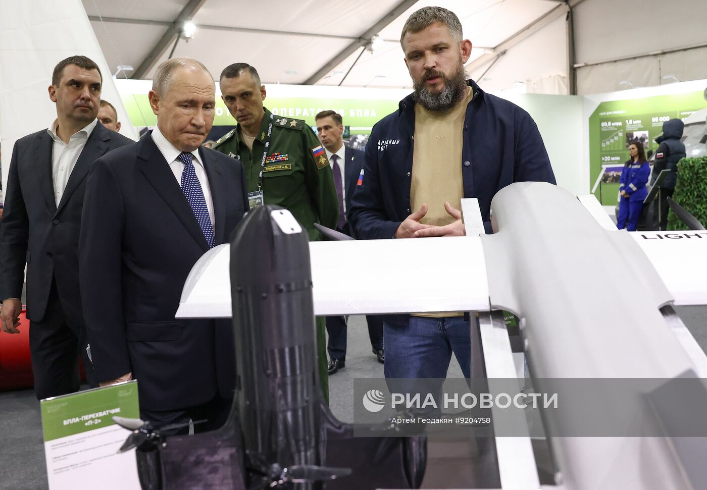 Президент Владимир Путин посетил выставку "Всё для победы!"