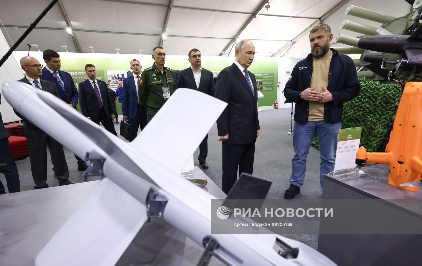 Президент Владимир Путин посетил выставку "Всё для победы!"