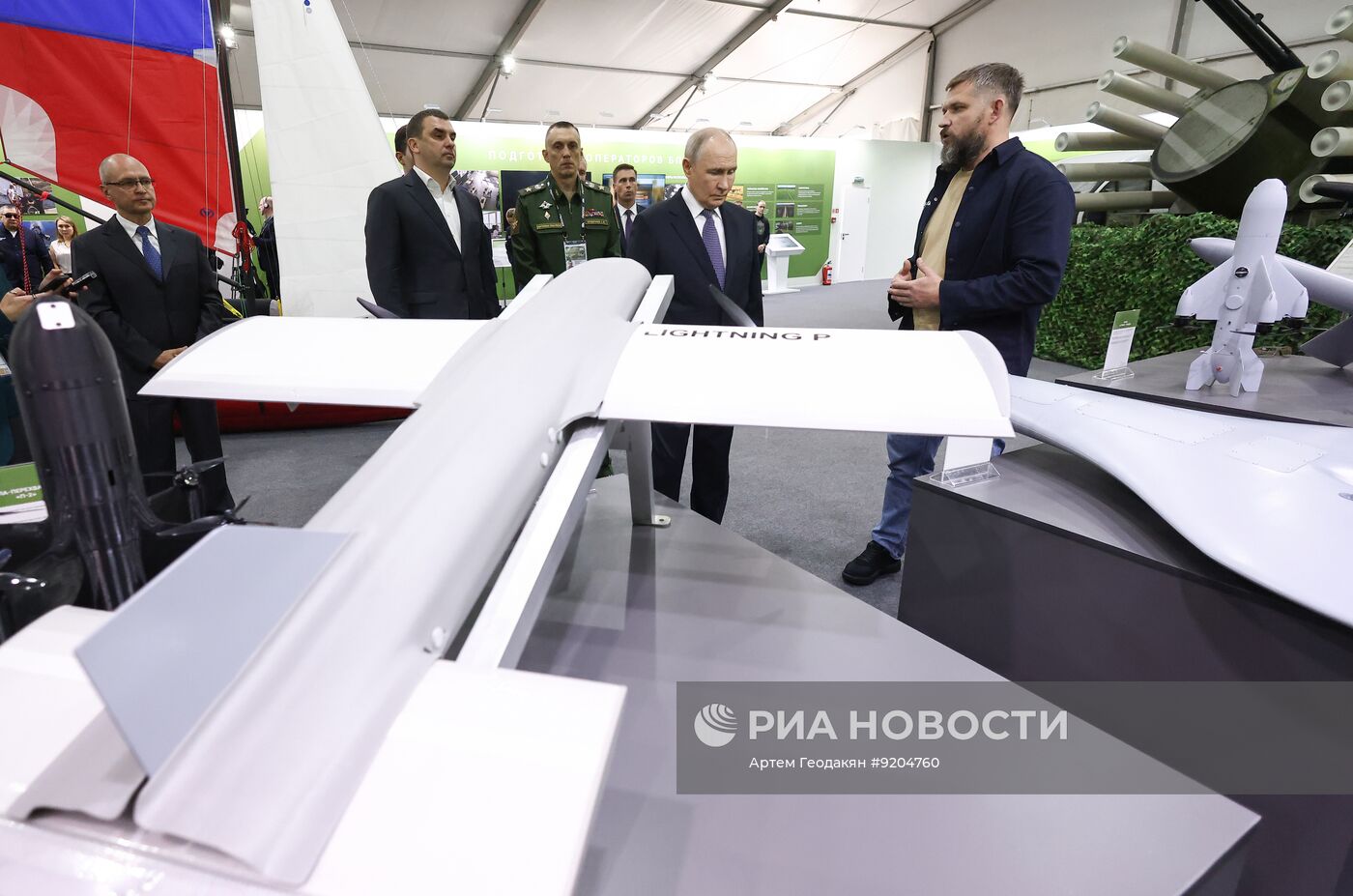 Президент Владимир Путин посетил выставку "Всё для победы!"