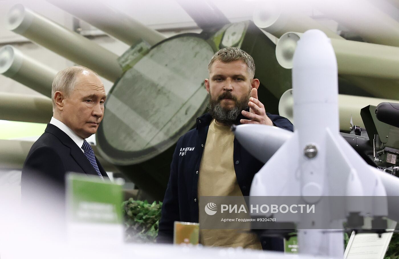 Президент Владимир Путин посетил выставку "Всё для победы!"