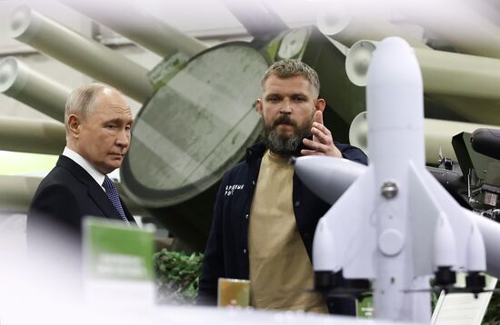 Президент Владимир Путин посетил выставку "Всё для победы!"