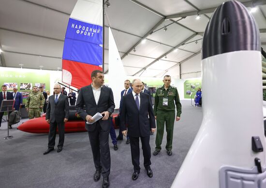 Президент Владимир Путин посетил выставку "Всё для победы!"