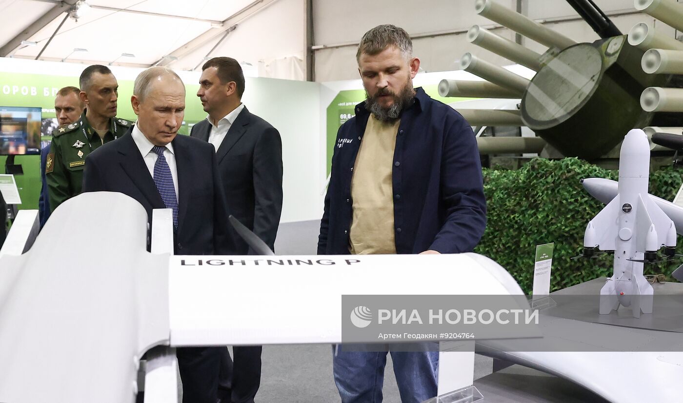 Президент Владимир Путин посетил выставку "Всё для победы!"