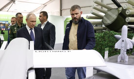 Президент Владимир Путин посетил выставку "Всё для победы!"