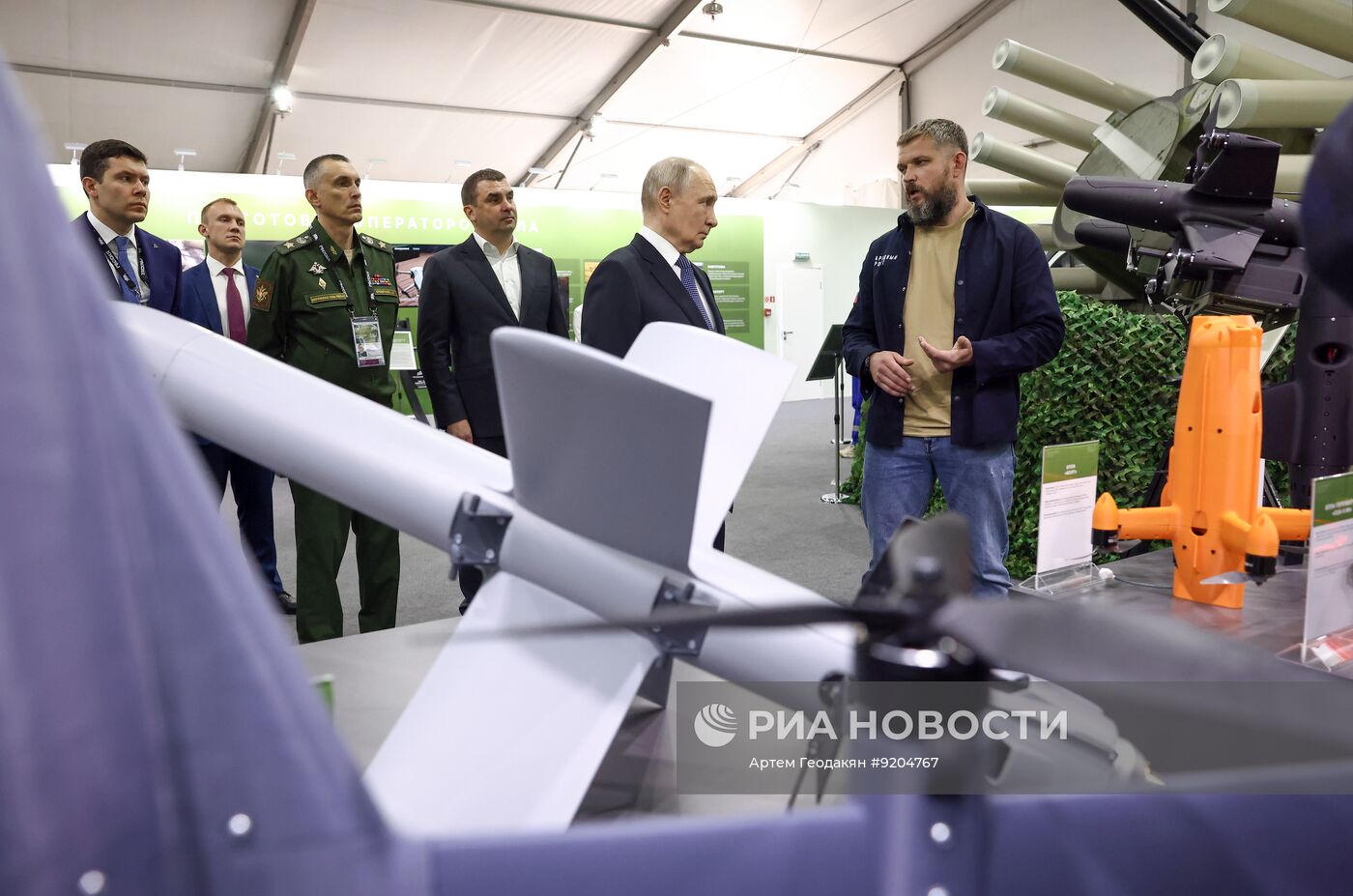 Президент Владимир Путин посетил выставку "Всё для победы!"