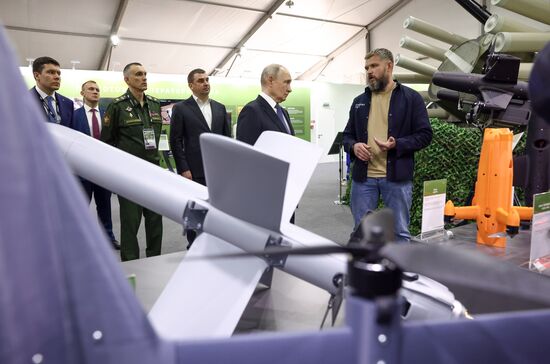 Президент Владимир Путин посетил выставку "Всё для победы!"