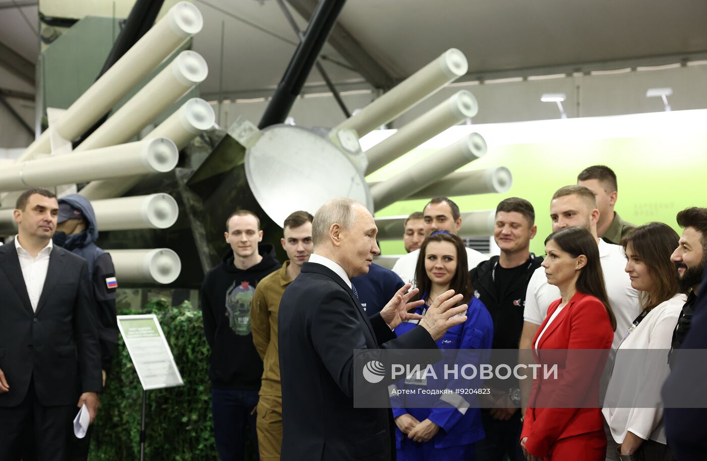 Президент Владимир Путин посетил выставку "Всё для победы!"
