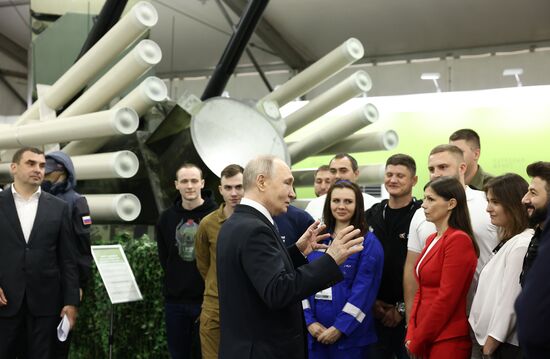 Президент Владимир Путин посетил выставку "Всё для победы!"