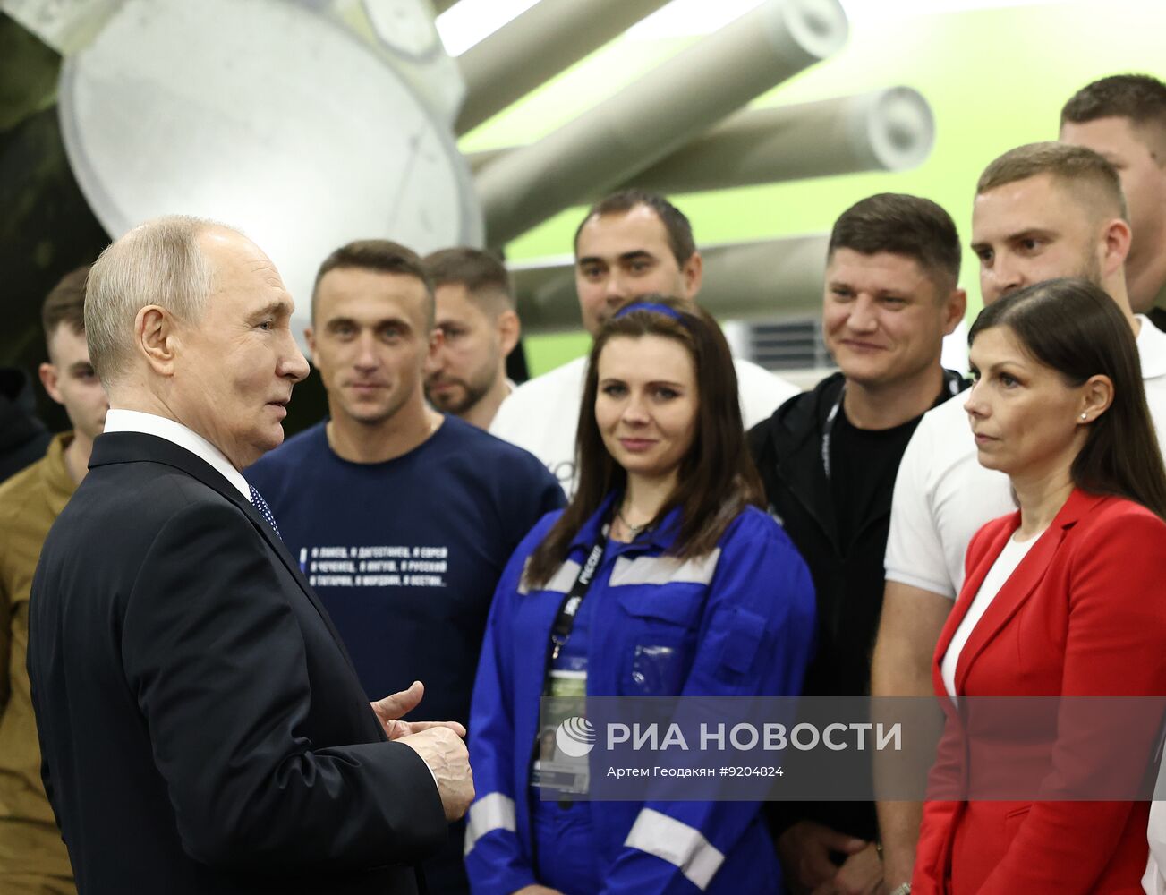 Президент Владимир Путин посетил выставку "Всё для победы!"