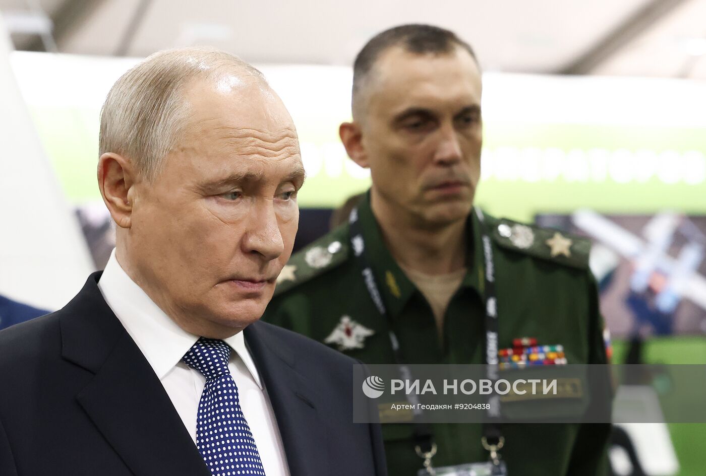 Президент Владимир Путин посетил выставку "Всё для победы!"