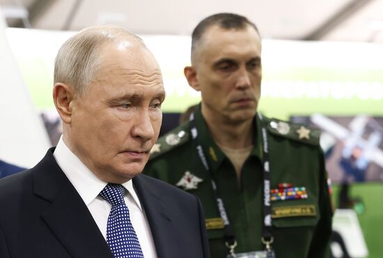 Президент Владимир Путин посетил выставку "Всё для победы!"