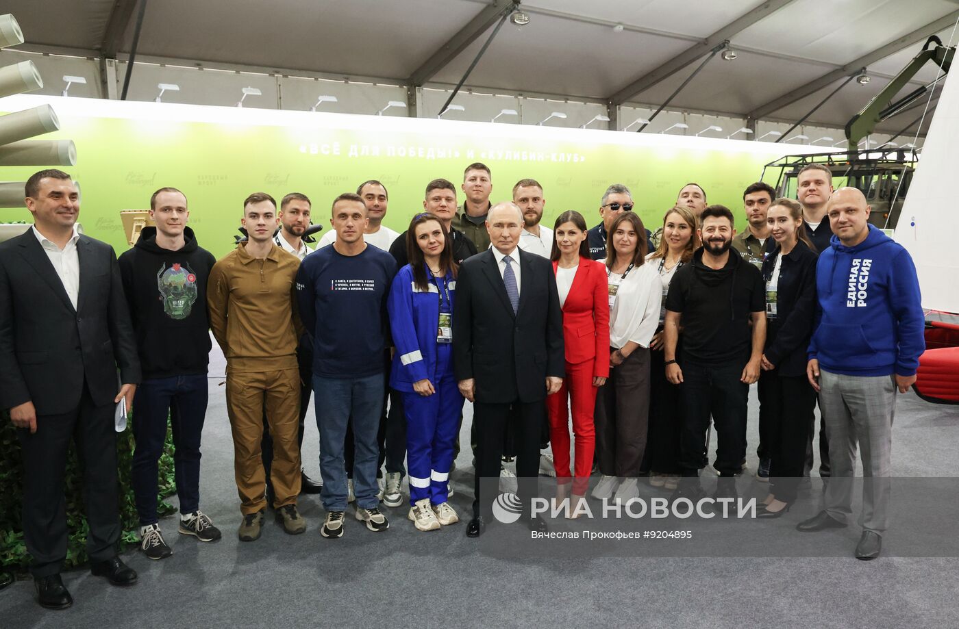 Президент Владимир Путин посетил выставку "Всё для победы!"