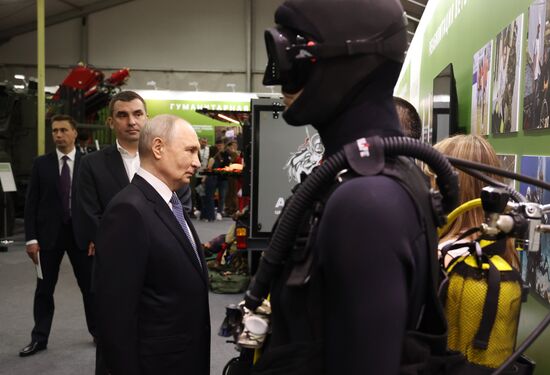 Президент Владимир Путин посетил выставку "Всё для победы!"