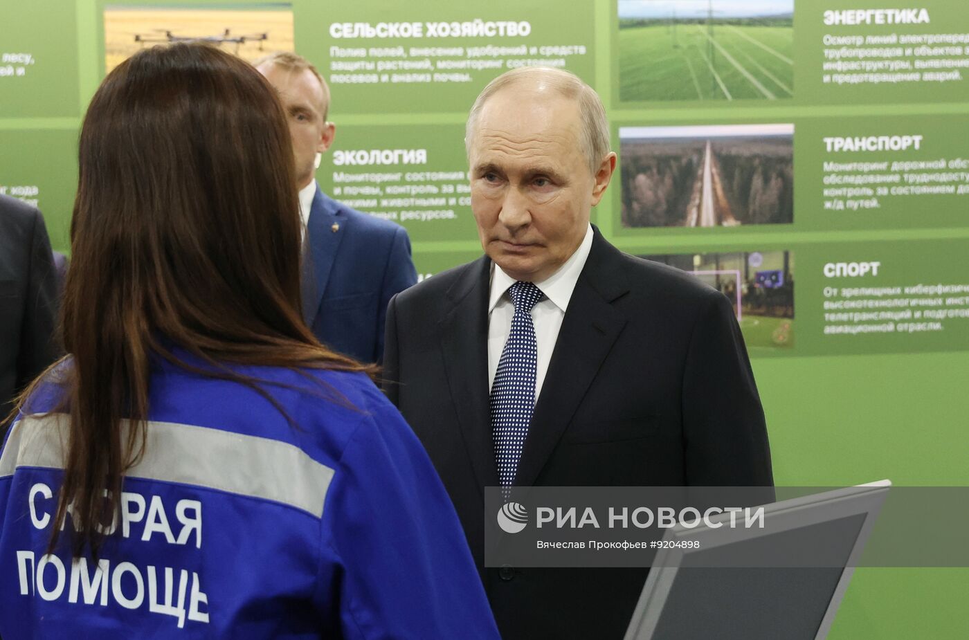 Президент Владимир Путин посетил выставку "Всё для победы!"