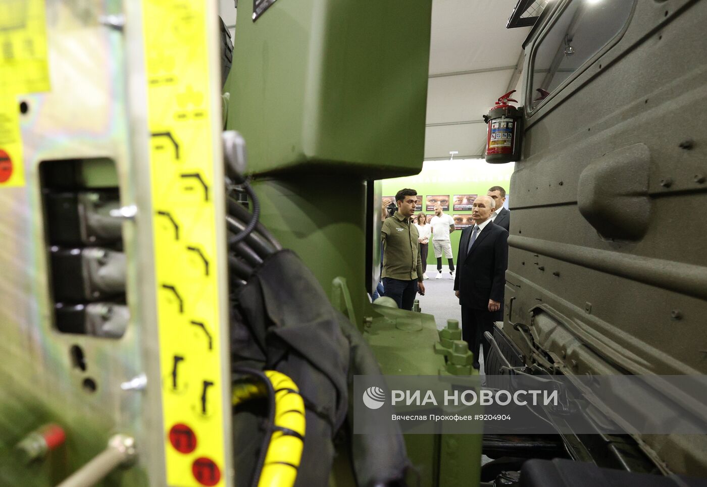 Президент Владимир Путин посетил выставку "Всё для победы!"