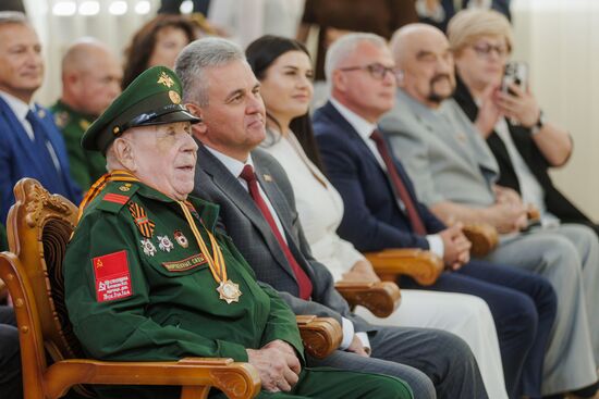 Поздравление в Тирасполе ветерана ВОВ со 100-летним юбилеем