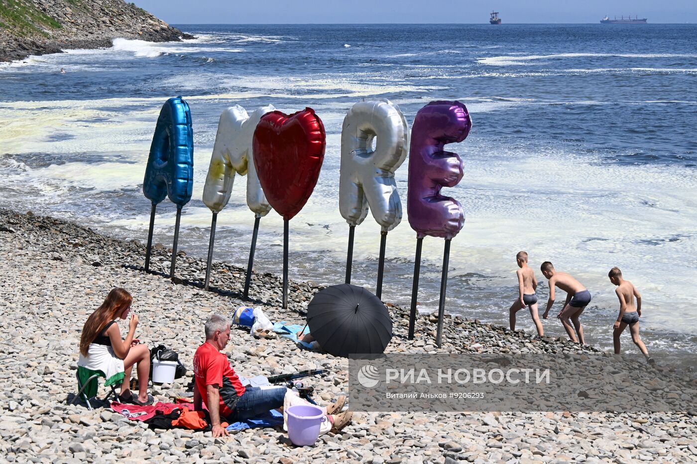 Акватория бухты Соболь во Владивостоке покрылась белой пеной