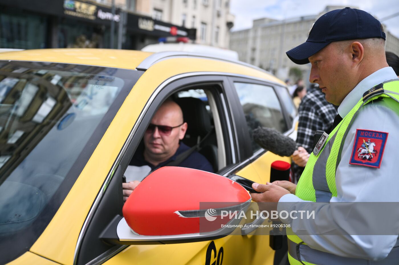 Рейд по проверке таксистов Москвы на наличие аттестации