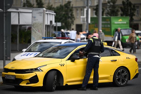 Рейд по проверке таксистов Москвы на наличие аттестации