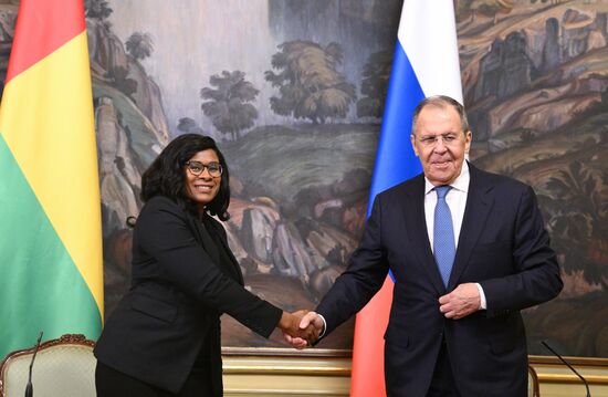 Встреча глав МИД РФ и Гвинеи-Бисау Сергея Лаврова и Фатуматы Жау