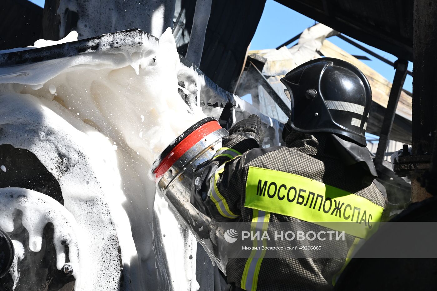 В подмосковных Бронницах ликвидируют пожар в промзоне