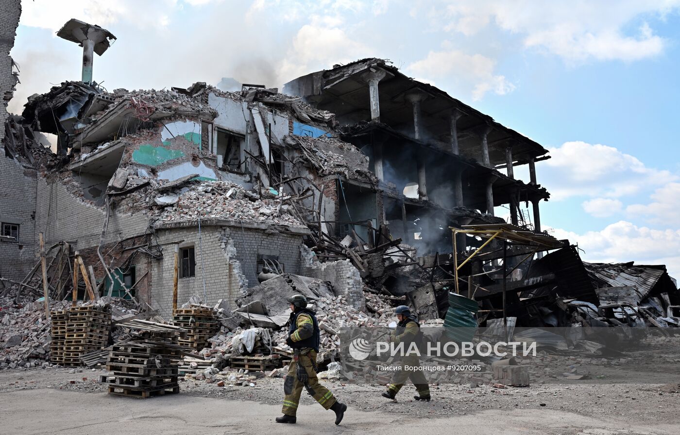 Последствия обстрела ВСУ кондитерской фабрики в Горловке