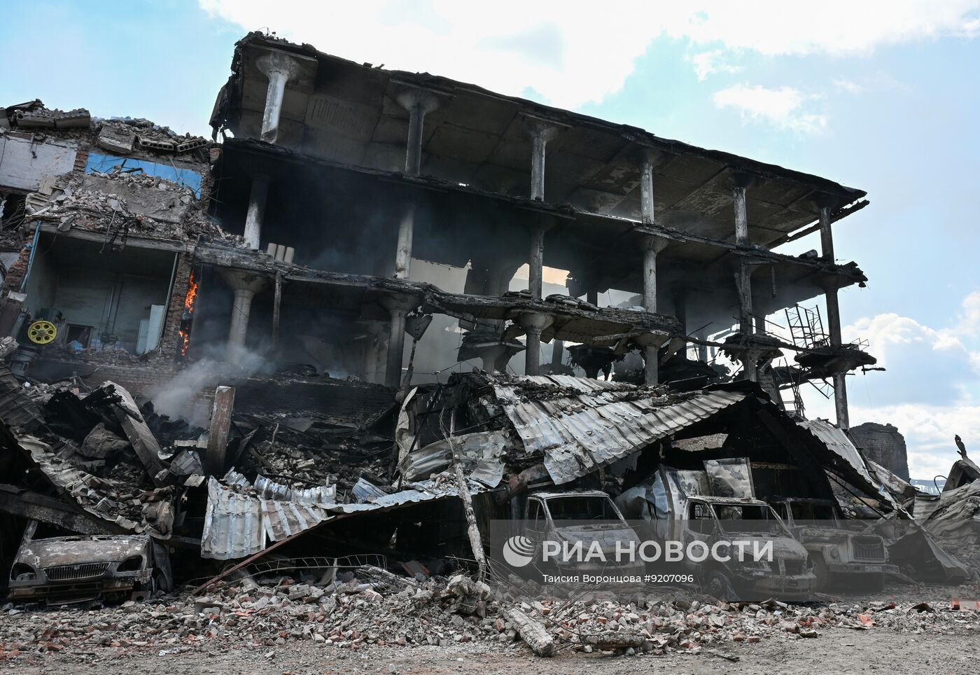 Последствия обстрела ВСУ кондитерской фабрики в Горловке