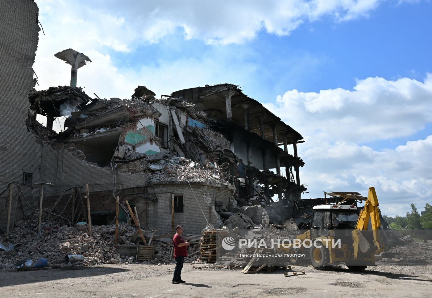Последствия обстрела ВСУ кондитерской фабрики в Горловке