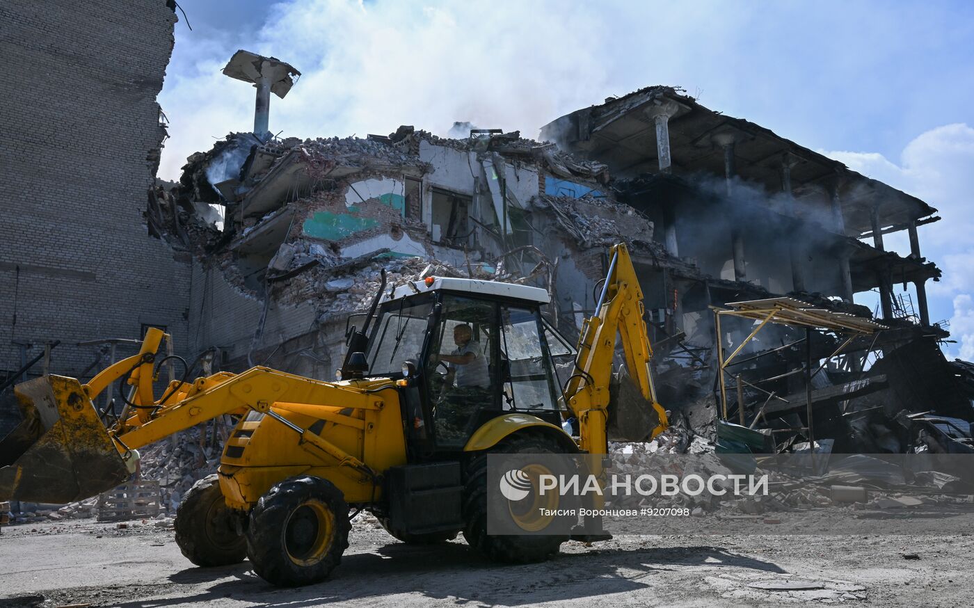 Последствия обстрела ВСУ кондитерской фабрики в Горловке