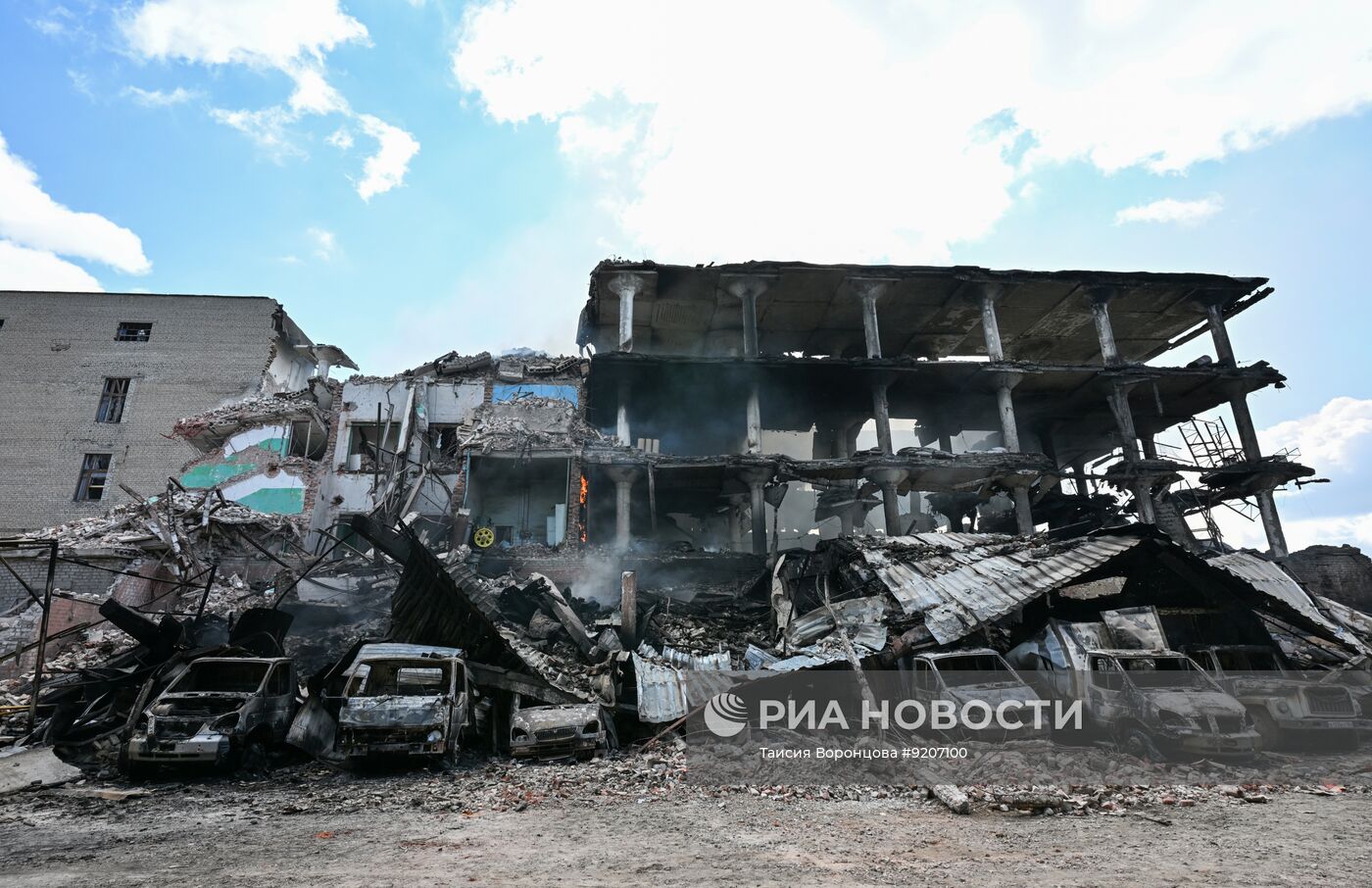 Последствия обстрела ВСУ кондитерской фабрики в Горловке