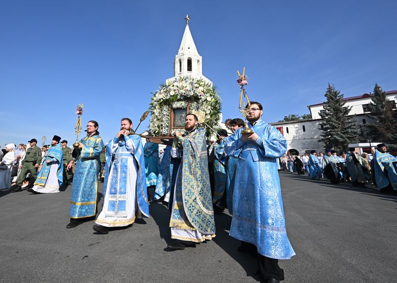 Крестный ход с Казанской иконой Божией Матери в Казани 