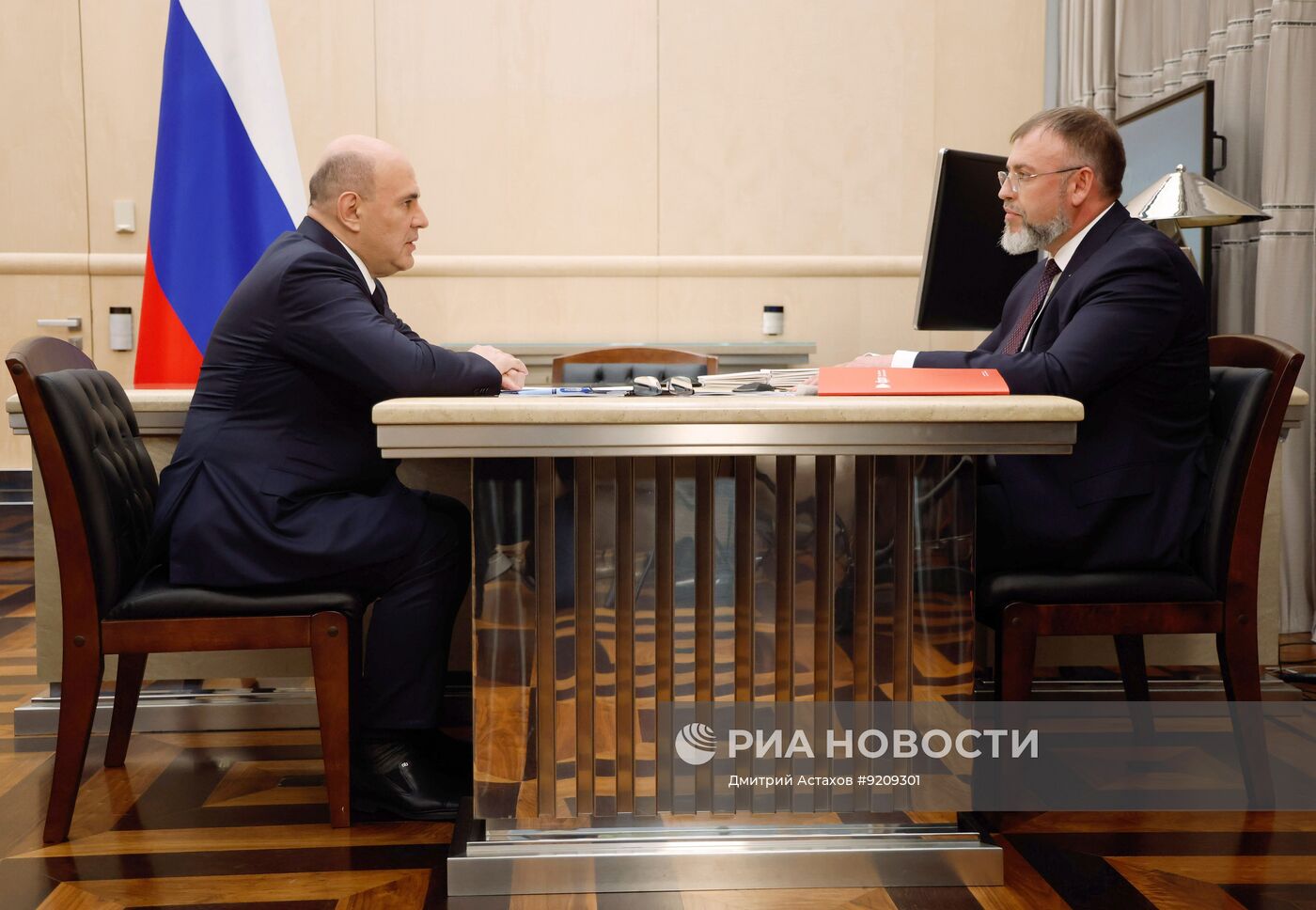 Премьер-министр Михаил Мишустин встретился с директором Фонда развития промышленности Романом Петруцей