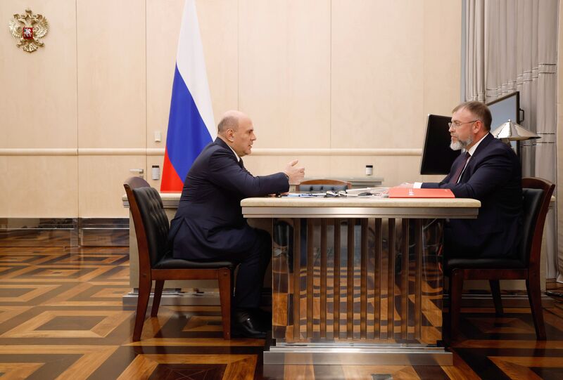 Премьер-министр Михаил Мишустин встретился с директором Фонда развития промышленности Романом Петруцей 