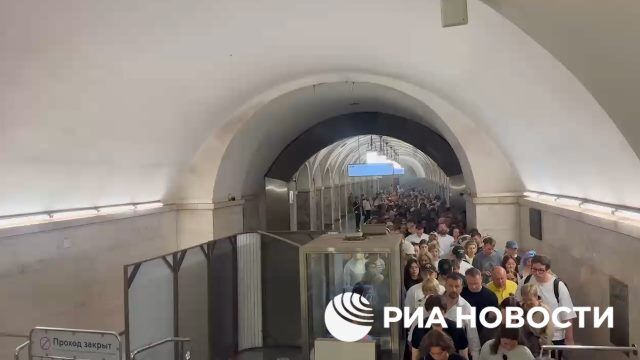 Сломался эскалатор на станции метро Парк Культуры кольцевая, собралась толпа