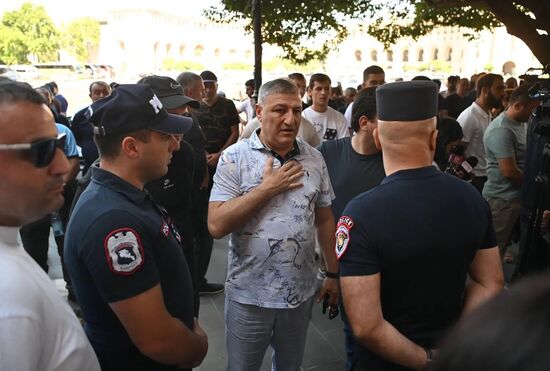Акция протеста рыбоводов у здания правительства Армении