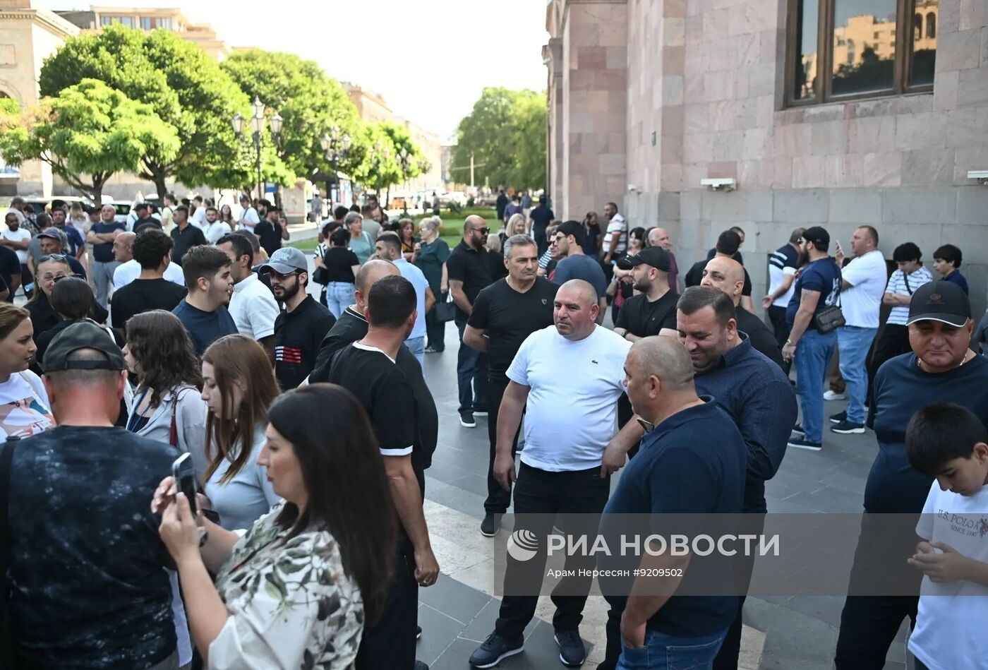 Акция протеста рыбоводов у здания правительства Армении