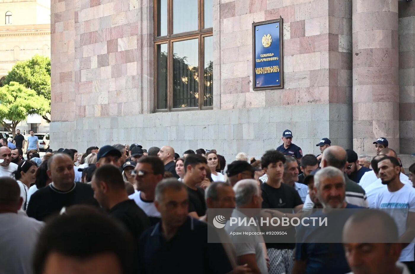 Акция протеста рыбоводов у здания правительства Армении