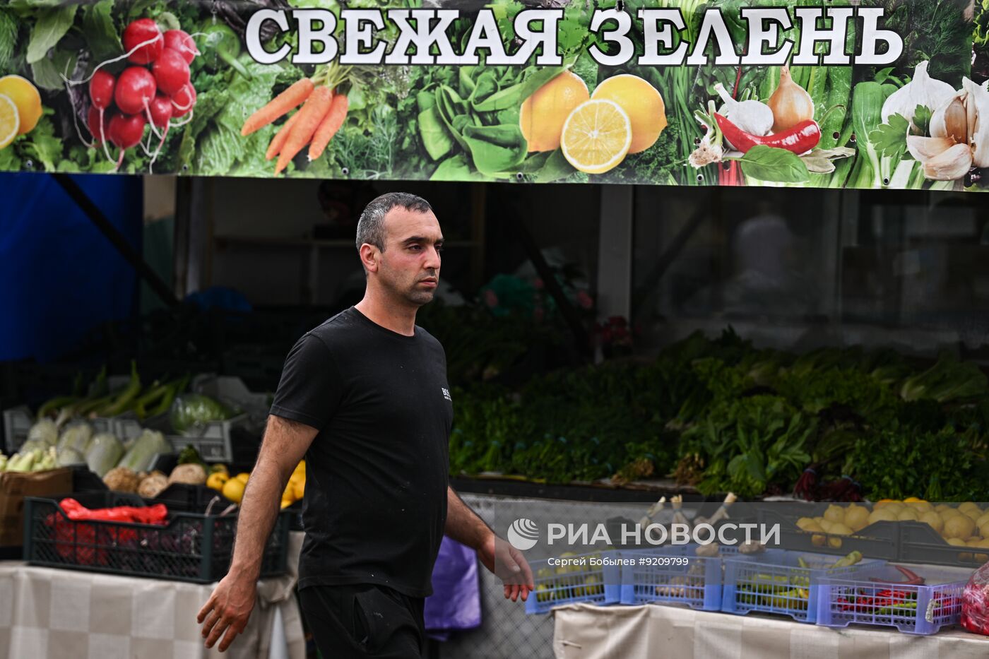 Продажа овощей и фруктов на Преображенском рынке в Москве