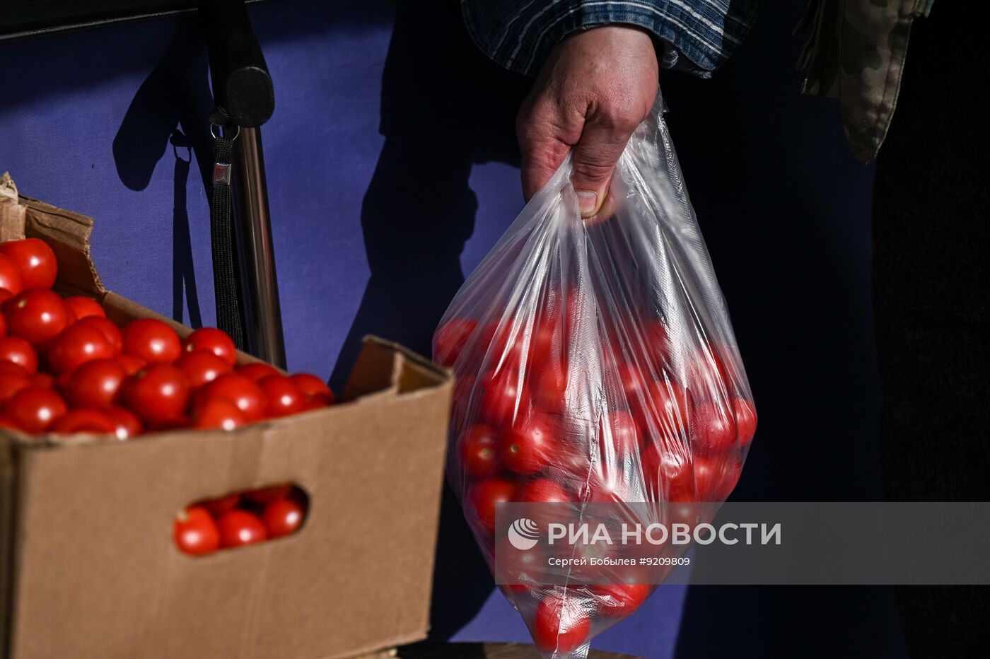 Продажа овощей и фруктов на Преображенском рынке в Москве