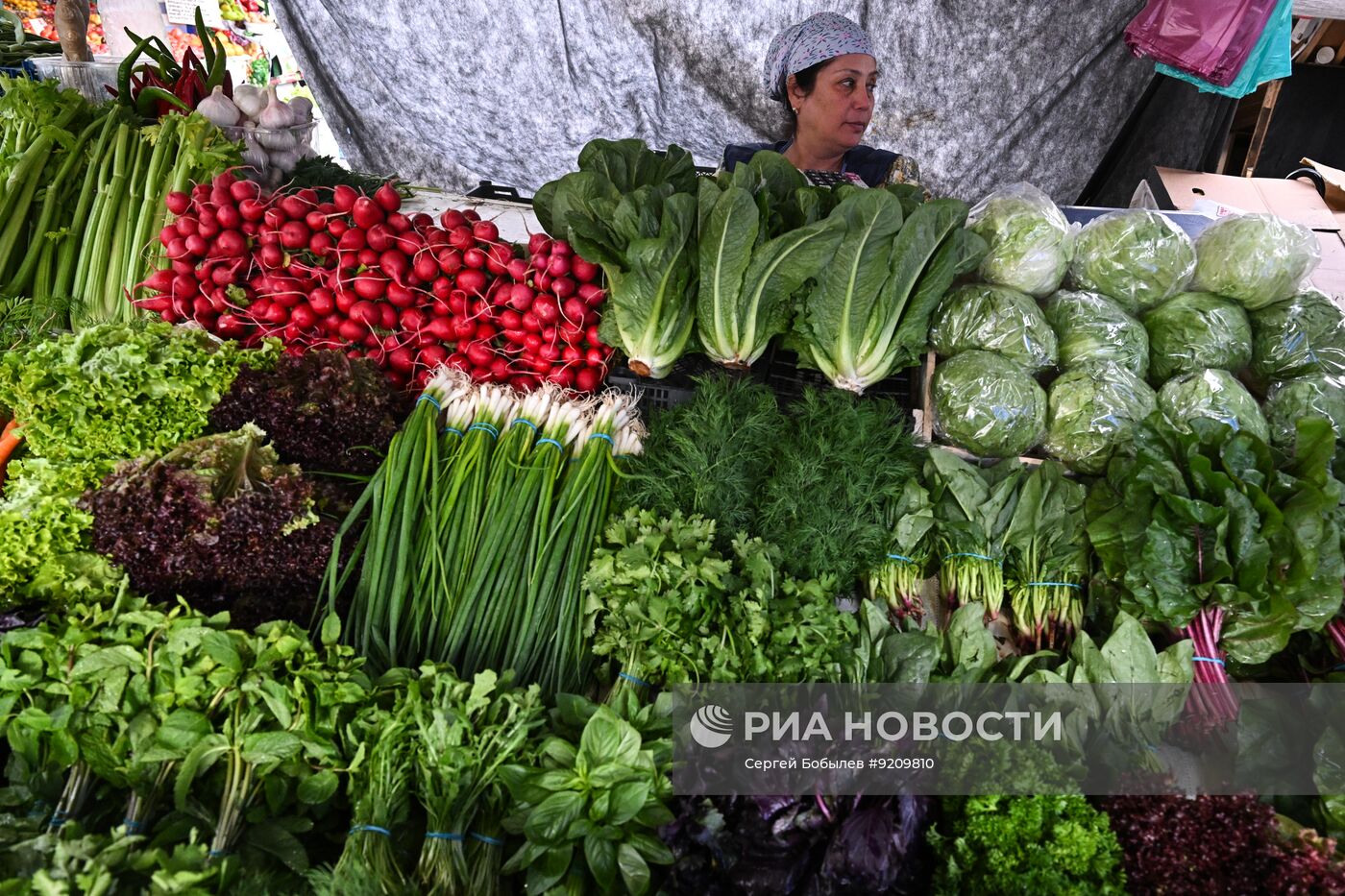 Продажа овощей и фруктов на Преображенском рынке в Москве