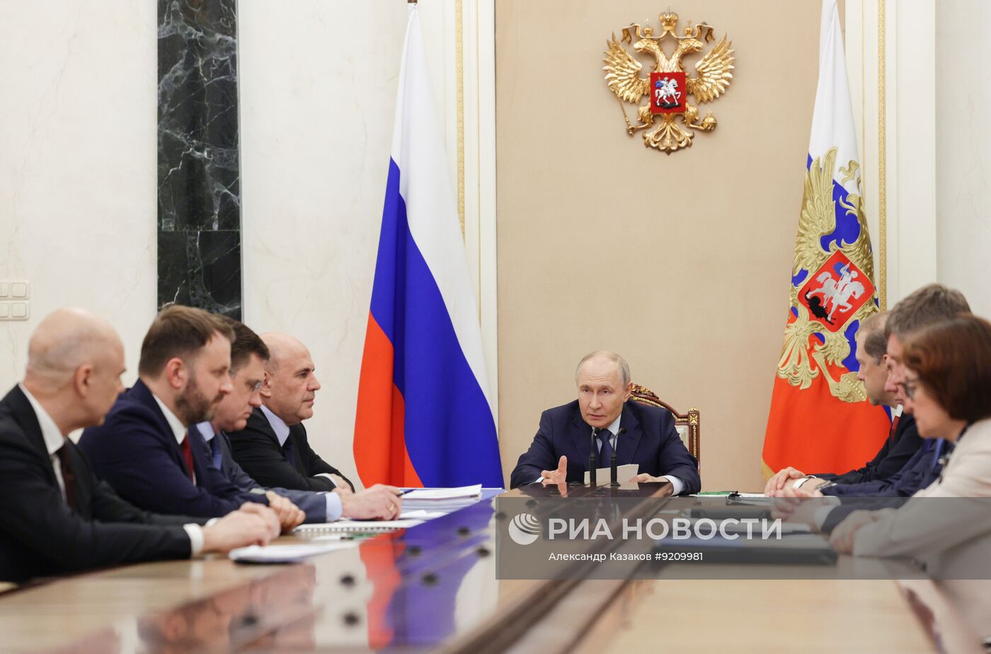 Президент Владимир Путин провел совещание по экономическим вопросам