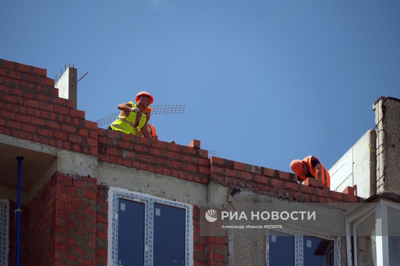 Работы по восстановлению жилых домов в Мариуполе